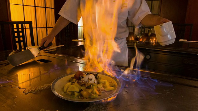 厨师工作附近的大型金属热炉灶在日本餐厅视频素材