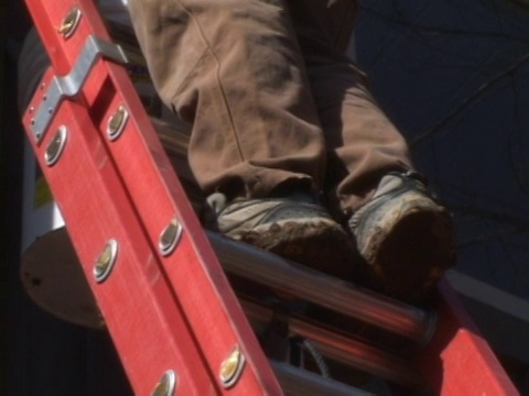 泥泞的工作靴在梯子上视频下载