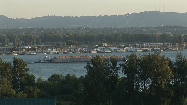 哥伦比亚河驳船经过码头和船坞视频素材