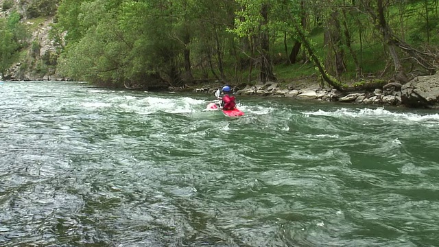 在山间河上划皮划艇视频素材