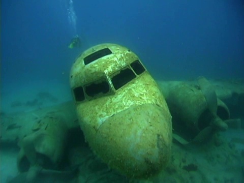 潜水飞机残骸视频素材