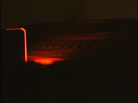 旋转盘由橙色DJ闪光灯点燃视频下载