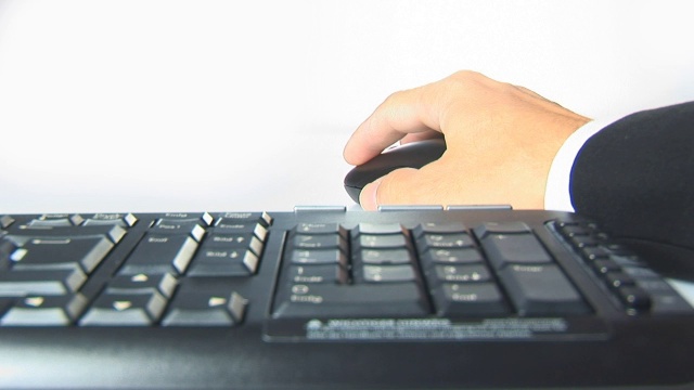 键盘与手移动鼠标视频素材