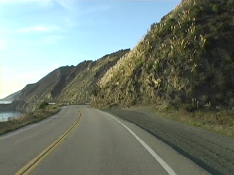 沿着风景优美的高速公路开车视频下载