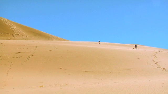 徒步穿越一大堆沙子视频下载