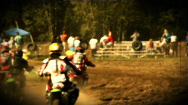越野摩托车/摩托车越野赛起跑线视频素材