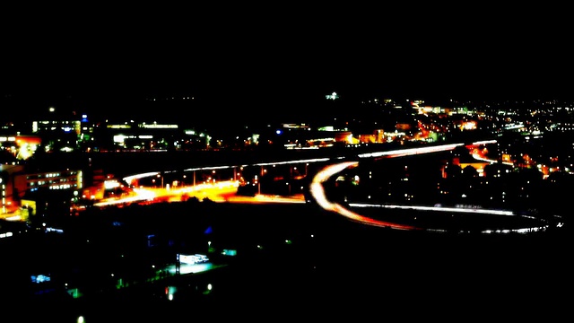 夜间城市街道的高角度视野视频下载