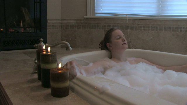 在浴缸中放松的女人视频素材