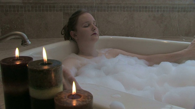正在沐浴的女人视频素材