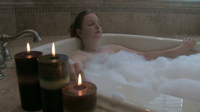 正在沐浴的女人视频素材