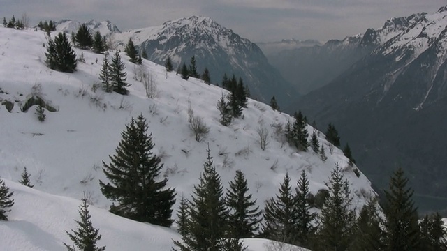 阿尔卑斯山滑雪缆车上的景色视频素材