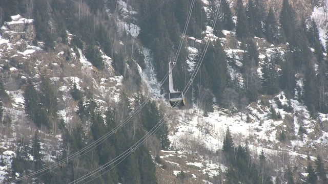 阿尔卑斯山的滑雪缆车视频素材
