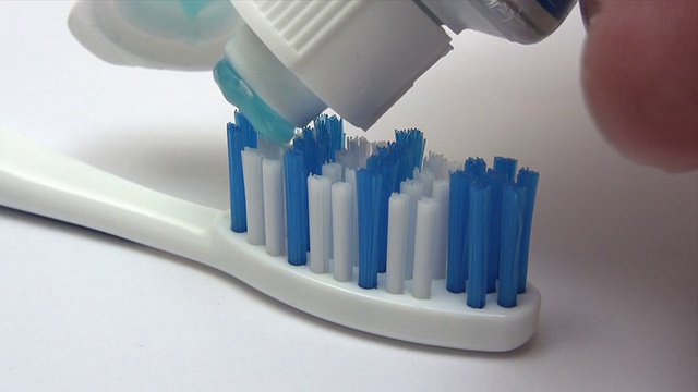 牙刷和牙膏视频素材