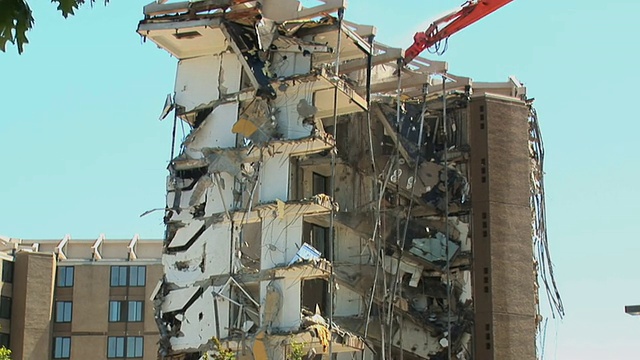 建筑物的拆除及倒塌视频素材