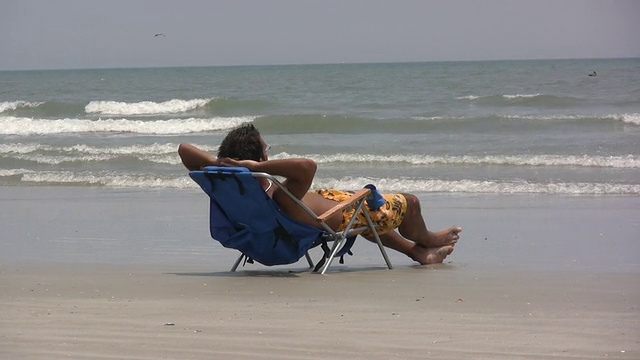 一个人躺在沙滩椅上视频素材