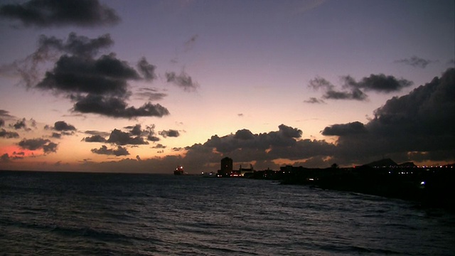 库拉索岛海岸线上的日落视频下载