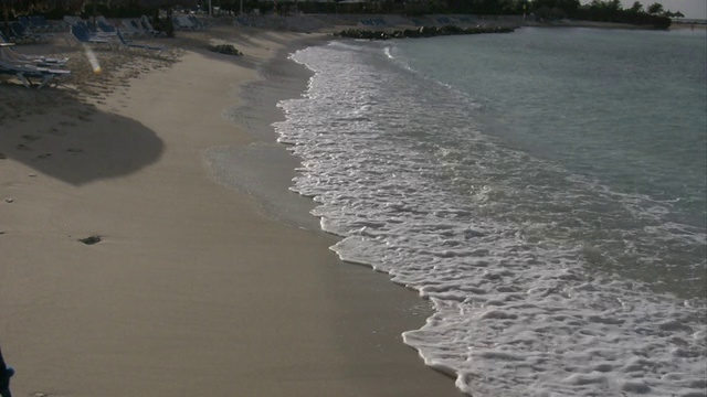 库拉索岛度假胜地海滩上的海浪视频素材