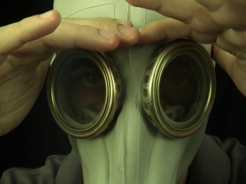 戴防毒面具的人视频素材