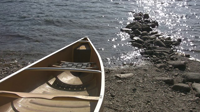 独木舟的湖。视频素材