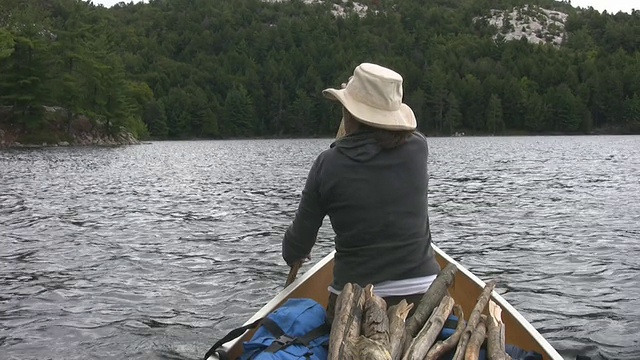 女人桨独木舟。从斯特恩观点。视频素材