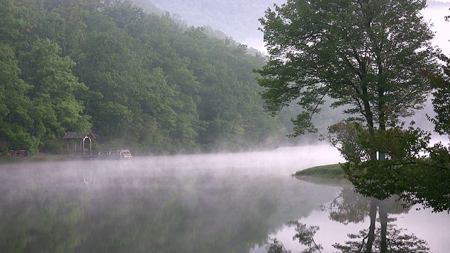 美丽的雾湖景观视频下载