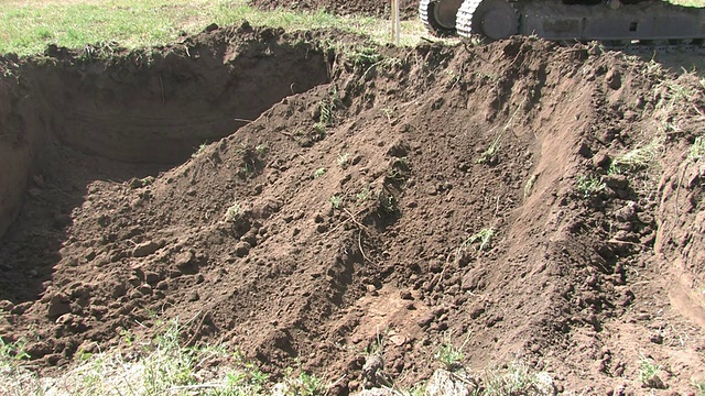 挖土机铲紧密工作施工视频素材