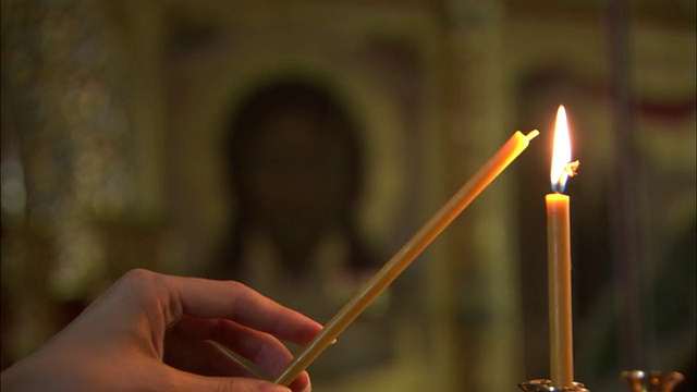 在教堂里点燃有圣像的蜡烛视频素材
