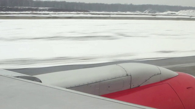 飞机着陆。窗外的景色视频素材