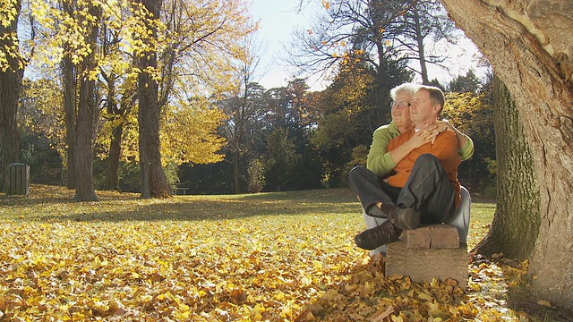 老年夫妇享受秋天的一天第二部分视频素材