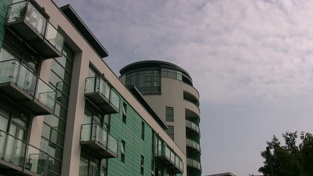 利物浦市中心的现代化公寓大楼视频素材