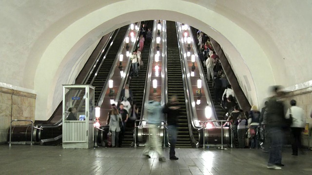 地铁的自动扶梯，延时视频素材