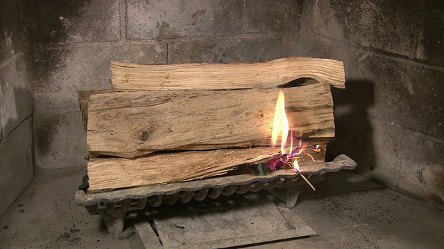 木头开始在壁炉里燃烧视频素材