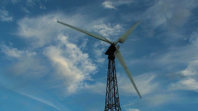 风力涡轮机从低角度对天空视频素材