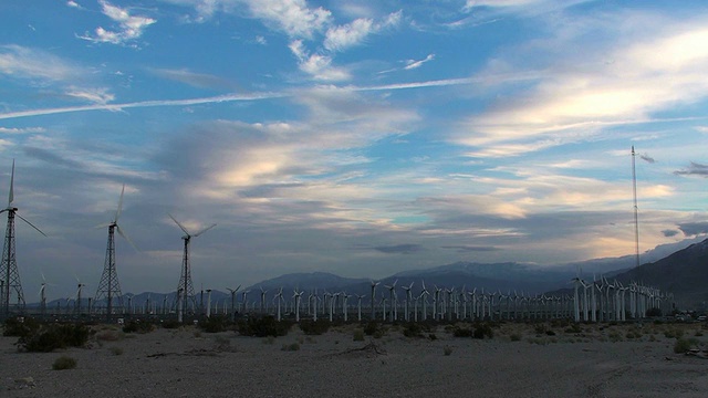 一排排的风力涡轮机在日落- HD 1080视频素材