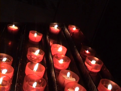 蜡烛在教堂视频下载