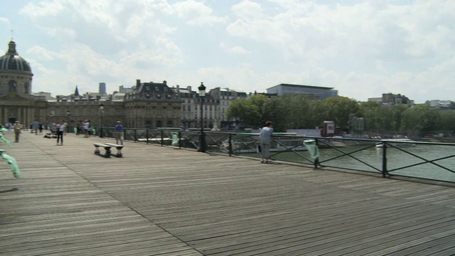 潘穿过巴黎，法国海滨视频下载
