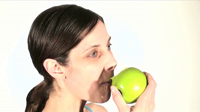 女人吃苹果HD视频素材