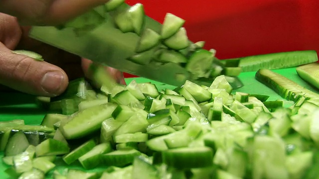 切黄瓜。视频素材