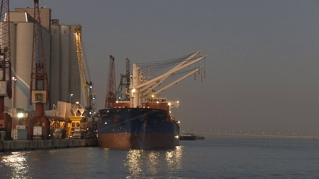 巨大的货船在港口搬运货物视频素材