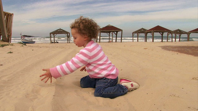 女孩玩海滩视频素材