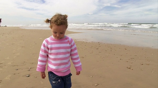 在海滩上跑步的女孩视频素材