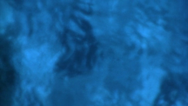 深蓝色的水环与相机模糊视频下载