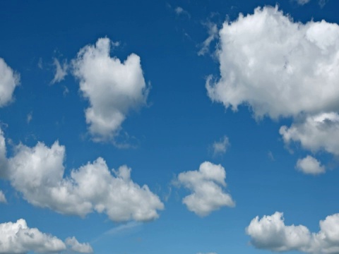 运动背景-白云在蓝天上飞行视频素材