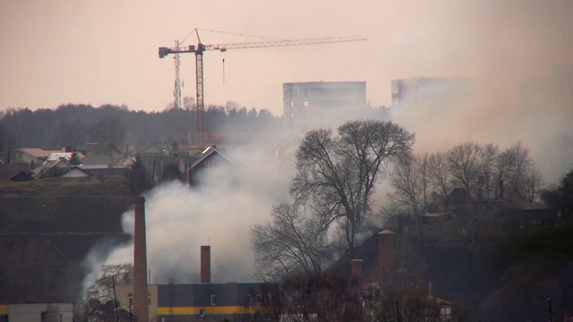 从燃烧的工厂冒出的烟视频素材