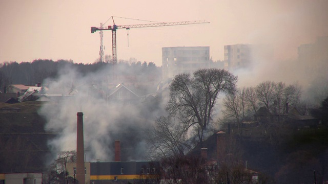 2 .工厂燃烧产生的烟雾视频素材