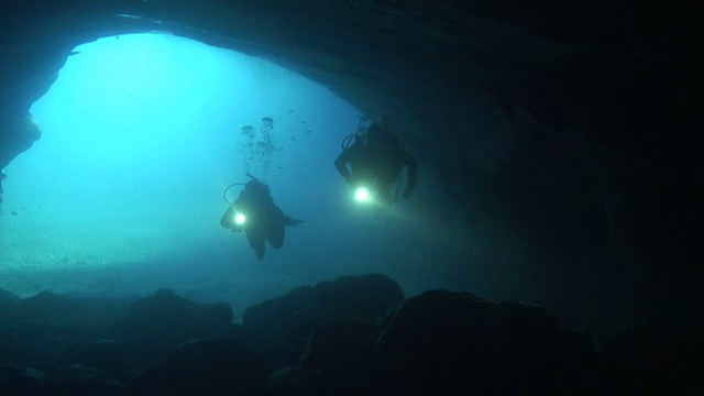 潜水员探索洞穴视频素材