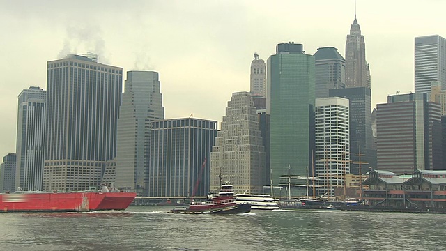 纽约天际线前的船只视频素材