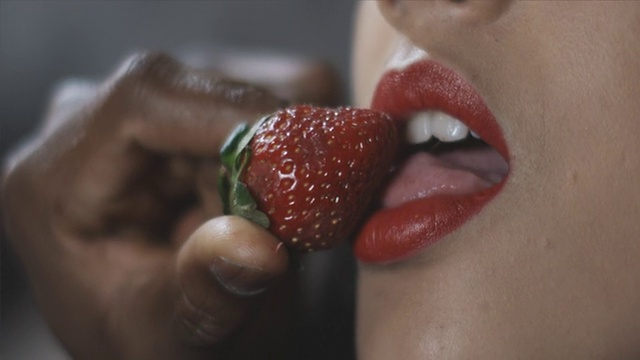 吃草莓50帧/秒视频下载