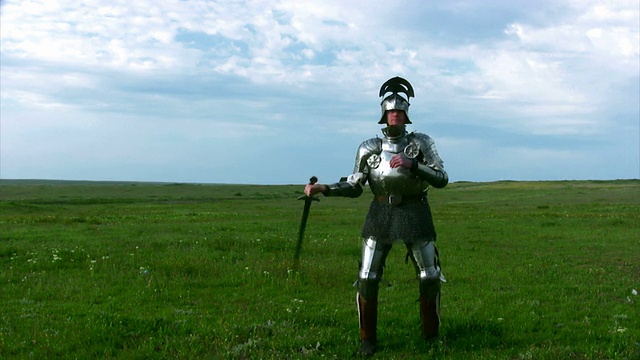 身穿盔甲，手持利剑的骑士视频素材