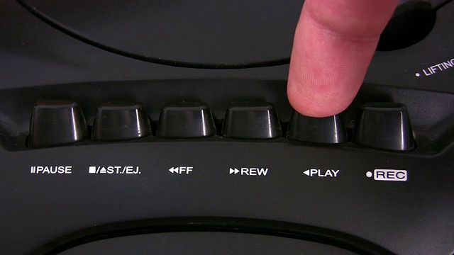 录音机的按钮和手指视频下载